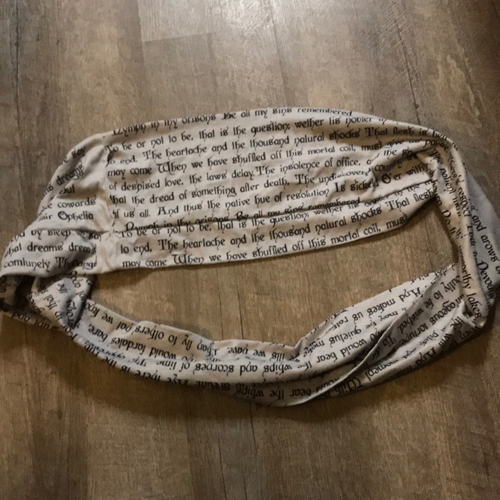 Shakespeare to be or not to be Hamlet scarf